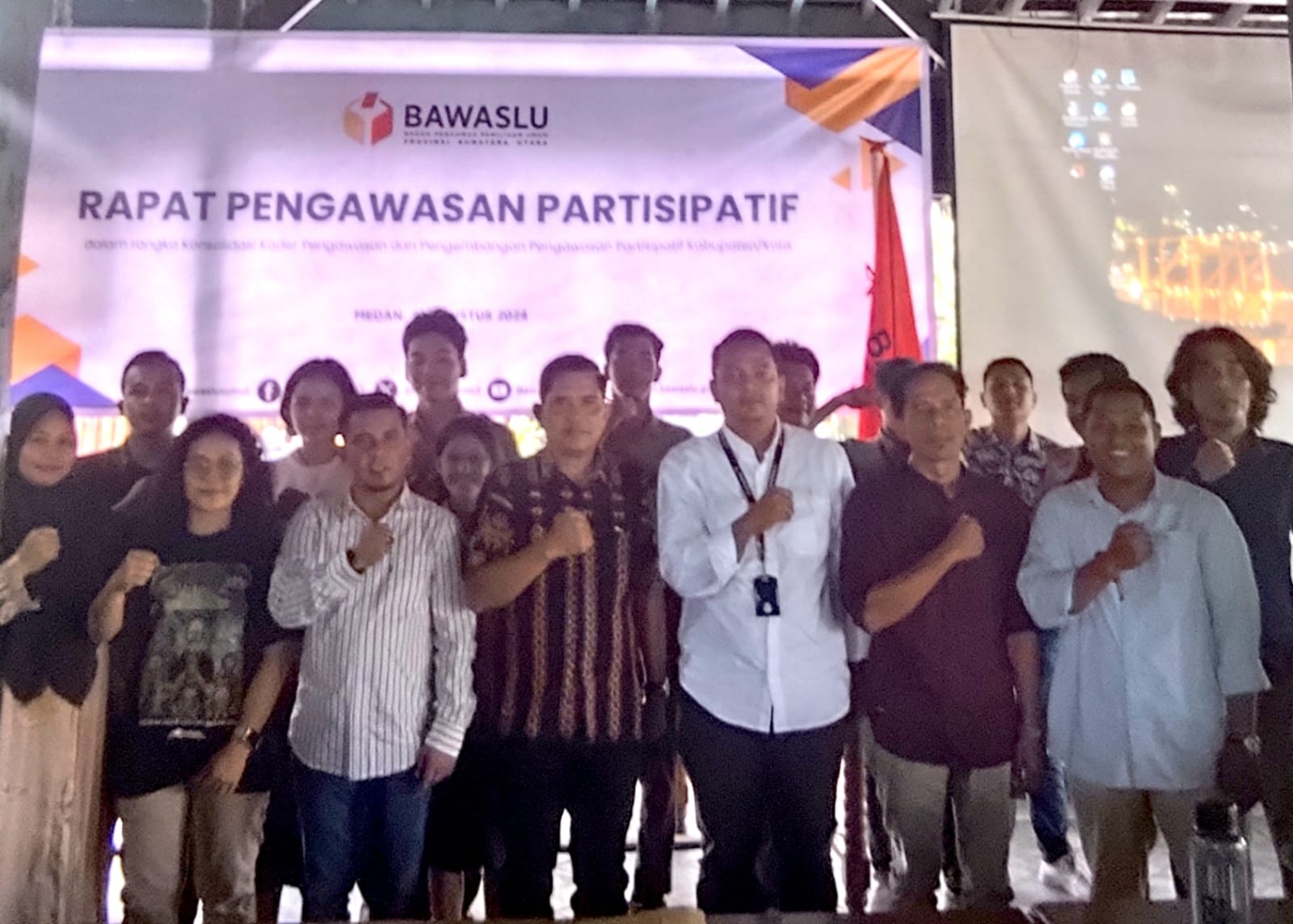 Foto Bersama Bawaslu Provinsi Sumatera Utara, Bawaslu Kota Medan, Alumni SKPP dan P2P, Serta Pemilih Pemula