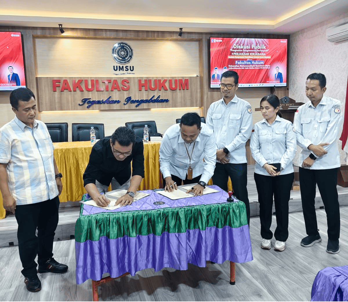 Ketua Bawaslu Kota Medan dan Dekan Fakultas Hukum UMSU saat melakukan penandatanganan Perjanjian Kerja Sama di Aula Fakultas Hukum UMSU, Rabu (26/11/2025)