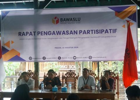 Anggota Bawaslu Kota Medan Fachril Syahputra, Anggota Bawaslu Sumatera Utara Suhadi Sukendar Situmorang, Ketua Bawaslu Kota Medan David Reynold dan Muh. Fadly saat membuka acara Rapat Pengawasan Partisipatif