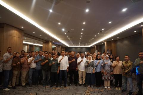 Komisioner Bawaslu Kota Medan Foto Bersama Panwascam se-Kota Medan pada Penutupan Kegiatan Bimbingan Teknis