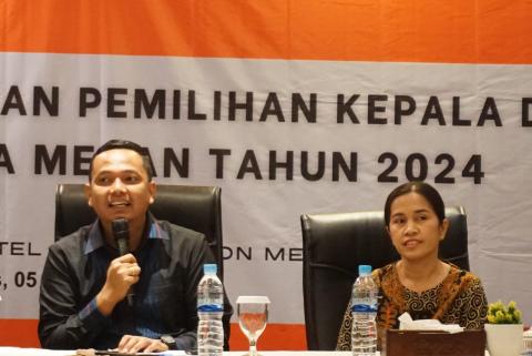 Ketua Bawaslu Kota Medan David Reynold dan Koordinator Divisi SDM Organisasi dan Diklat pada Sesi Pembukaan Sosialisasi