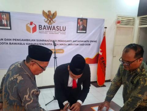 Penandatanganan Berita Acara Sumpah/Janji Jabatan PAW Anggota Bawaslu Kota Meda