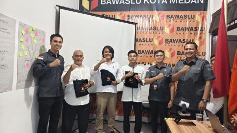 Foto bersama pemberitan hadiah