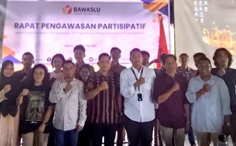 Foto Bersama Bawaslu Provinsi Sumatera Utara, Bawaslu Kota Medan, Alumni SKPP dan P2P, Serta Pemilih Pemula