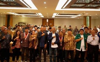 Sesi Foto Bersama Ketua dan Anggota Bawaslu Kota Medan dengan Peserta pada Sosialisasi Pengawasan Pilkada 2024