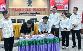 Ketua Bawaslu Kota Medan dan Dekan Fakultas Hukum UMSU saat melakukan penandatanganan Perjanjian Kerja Sama di Aula Fakultas Hukum UMSU, Rabu (26/11/2025)